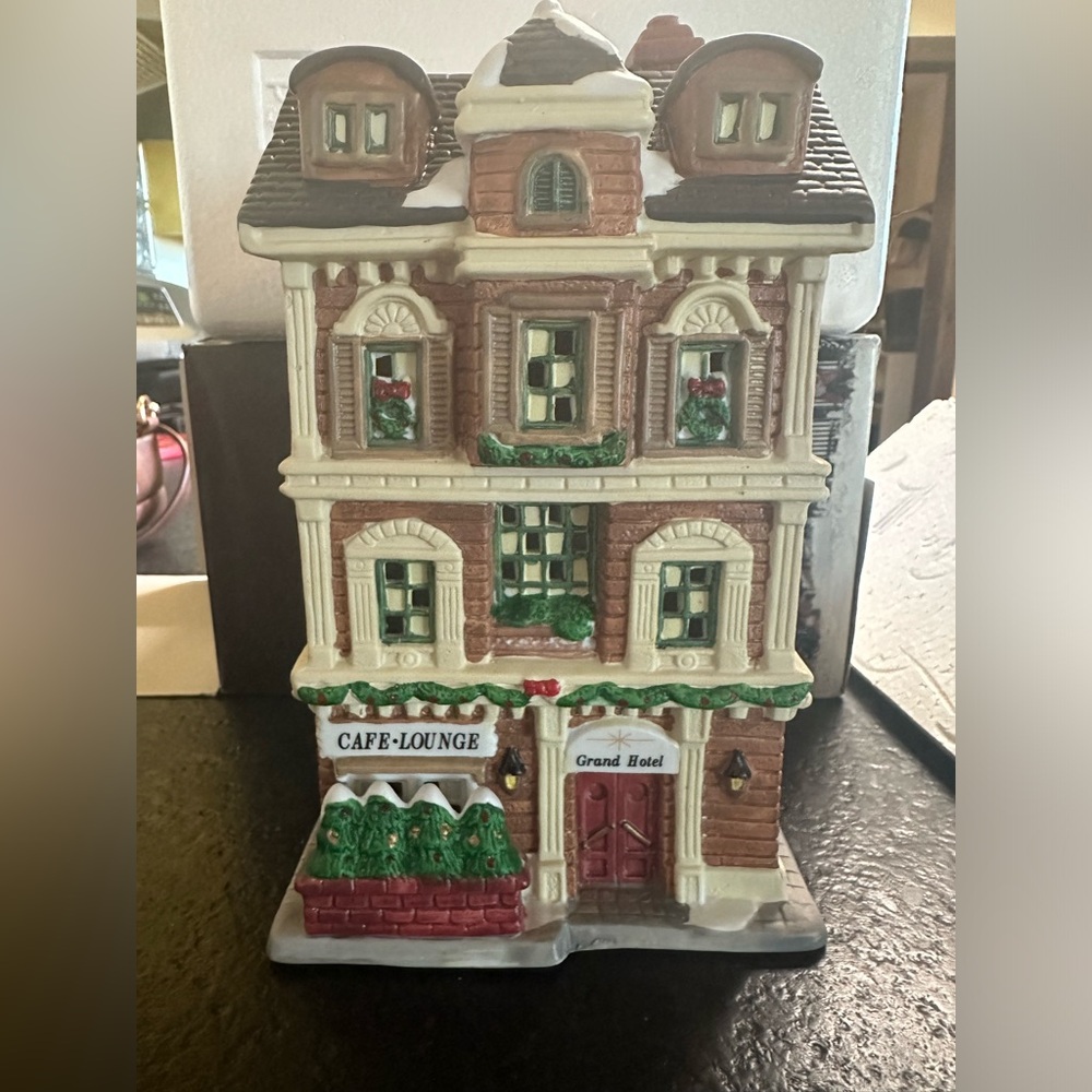 Vintage-O'Well Dickens Keepsake Porcelain Old World